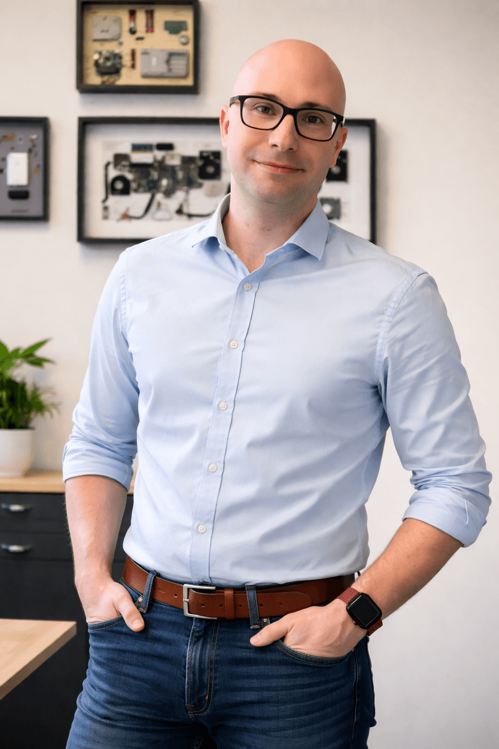 Daniel Drexlmaier vor einer Holzhütte am See